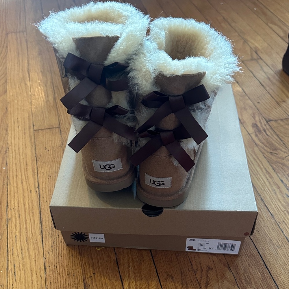 UGG Bailey Bow II Chestnut Suede Shearling Bow Back Ankle Boots LIKE NEW size 5